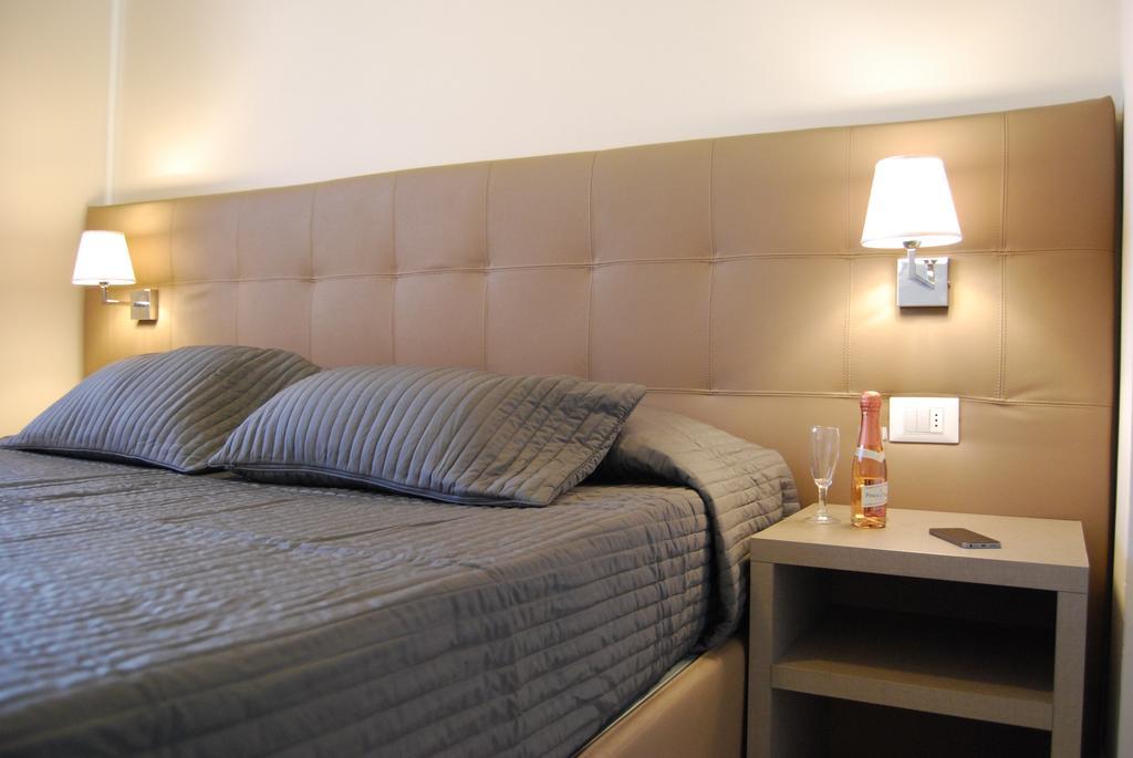 Residenze Al Colle Dei Pini Aparthotel Riccione Rum bild