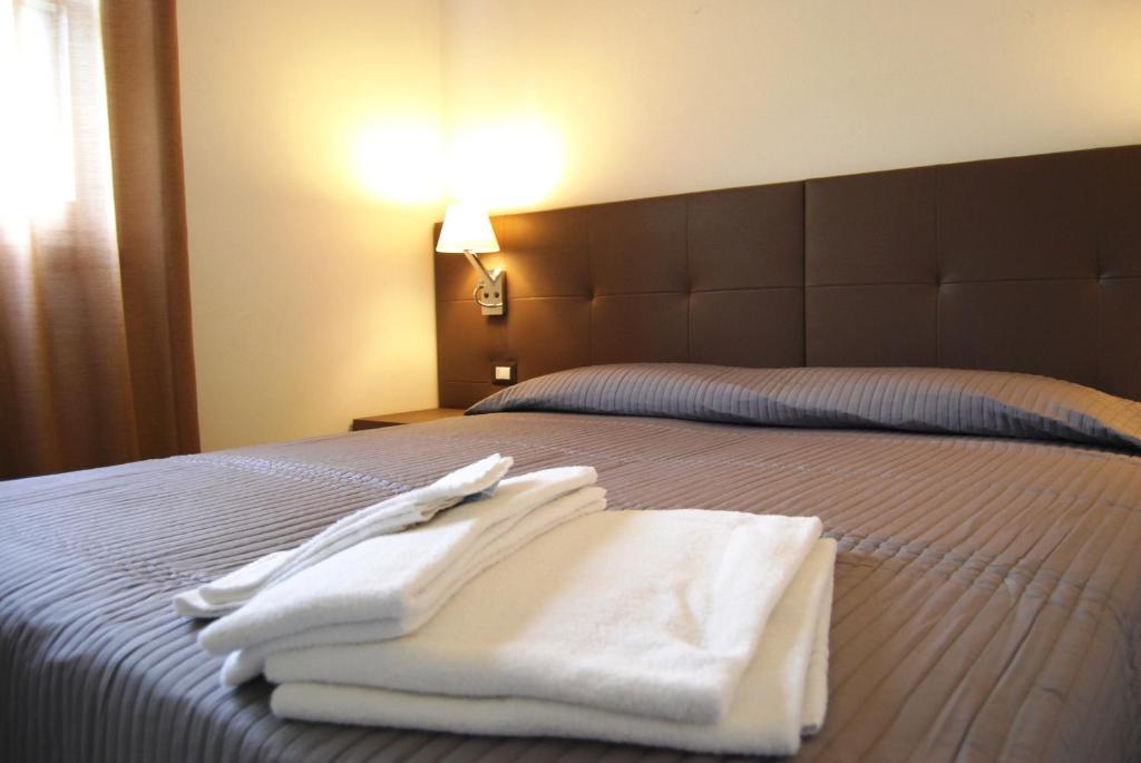 Residenze Al Colle Dei Pini Aparthotel Riccione Rum bild